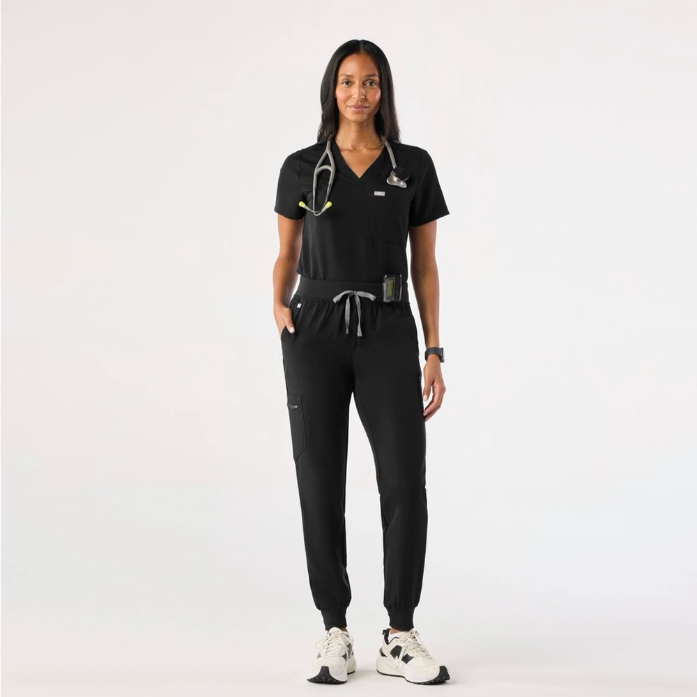 Figs Women’s Scrub Set in Black
